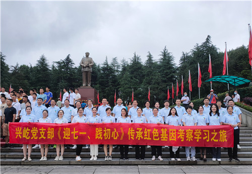 毛澤東銅像廣場(chǎng)合影.jpg